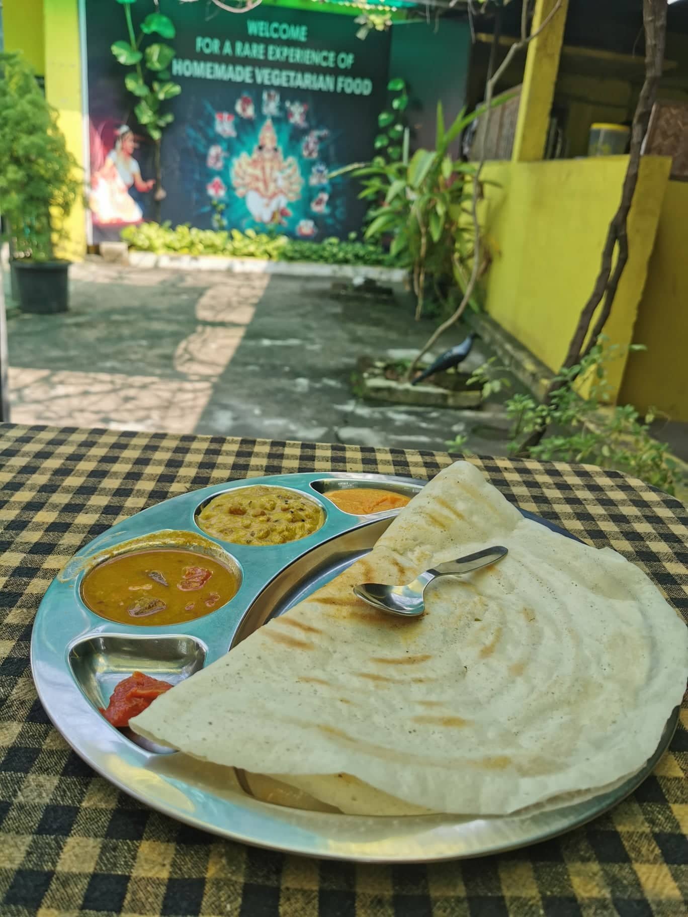 Indisk frokost masala dosa sprø pannekake med krydret potetfyll og linsesuppen dal