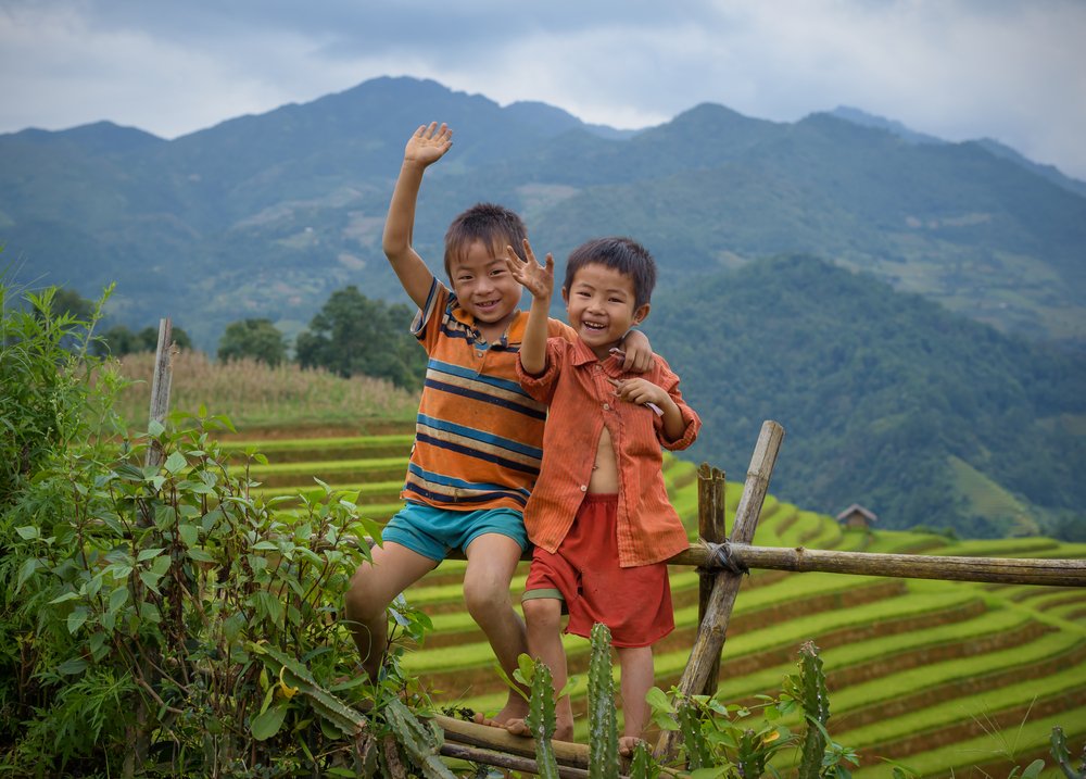 to glade vietnamesiske gutter som vinker