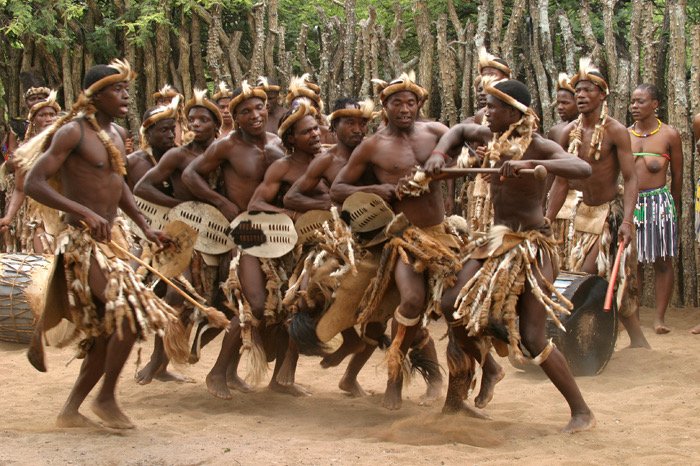 zulu krigere i sør-afrika Zulu Warriors south africa FlipFlopTraveller