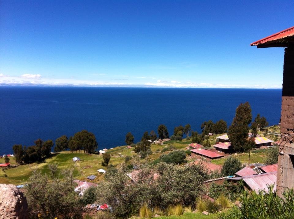 Øya Taquile ligger i innsjøen Titicaca lake. Bolivia skimtes langt der borte med snø på fjellet