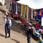 Vinker til turistene på toget over Andesfjellene