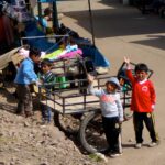 de vinker til toget som kjører forbi i Nadesfjellene peru sør-amerika