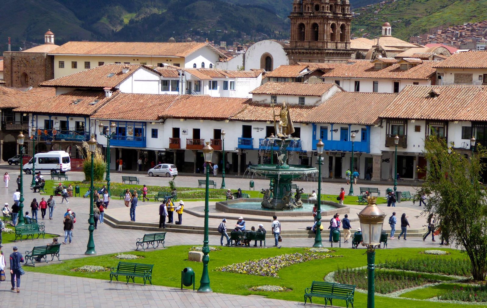 Torget i fjellbyen Cusco i Peru Andesfjellene