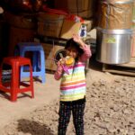 toget kjører forbi og folk vinker til toget fra Puno til Cusco