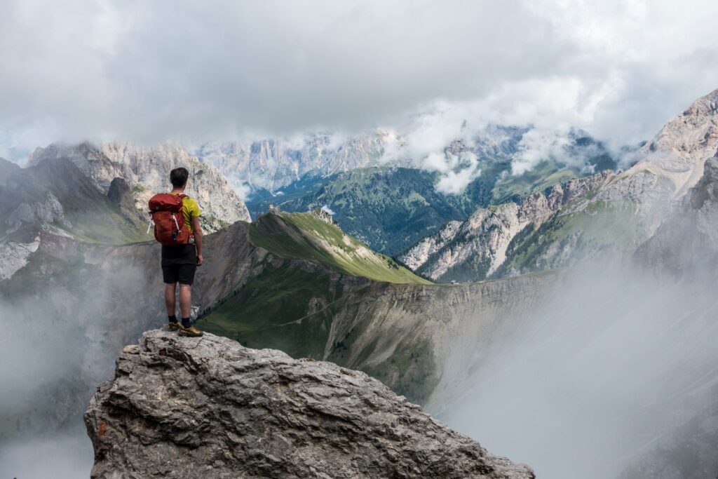 ser utover storslåttnatur i alpene
