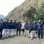 va?re gjester sammen med bærere, kokker og hjelpere pa? inkastien