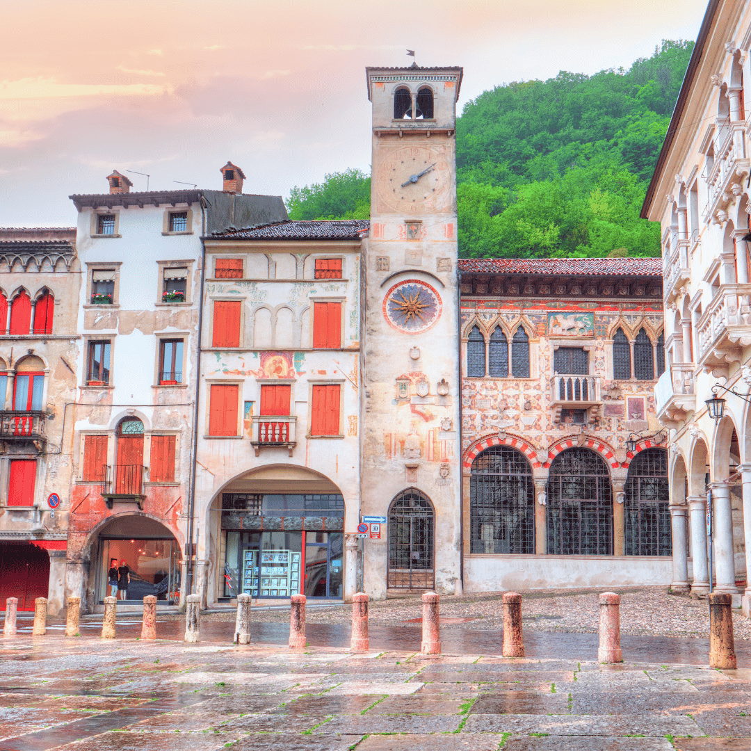 Historisk torg i Vittorio Veneto i Italia